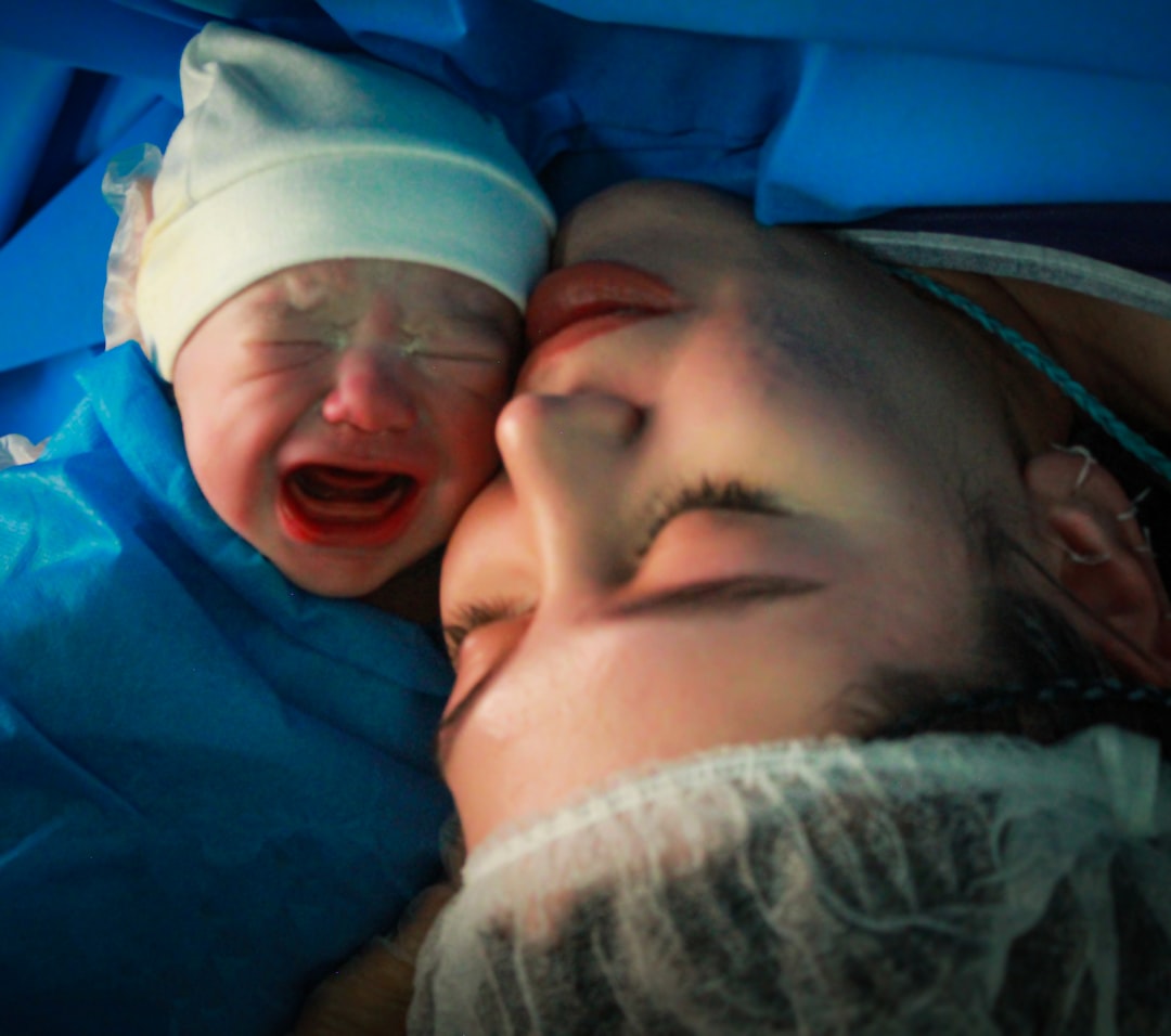 Cień w głowie zamiast gojących się ran. To lęk, a nie ból, odbiera młodym mamom siły Cień w głowie zamiast gojących się ran. To lęk, a nie ból, odbiera młodym mamom siły