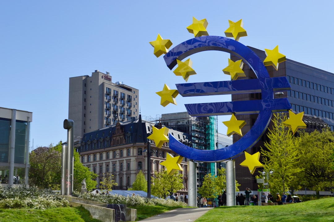 Europejski Bank Centralny łagodzi ton. Dane o płacach studzą apetyt na jastrzębią politykę