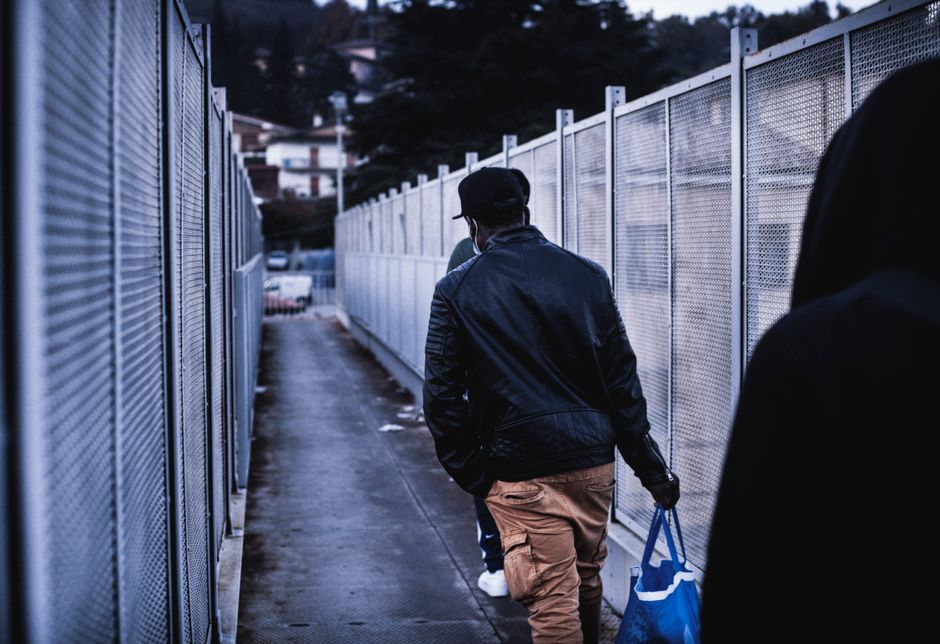 Giorgia Meloni wpada we własną pułapkę? Włochy drżą przed „efektem lawiny” migrantów z UE Giorgia Meloni wpada we własną pułapkę? Włochy drżą przed „efektem lawiny” migrantów z UE