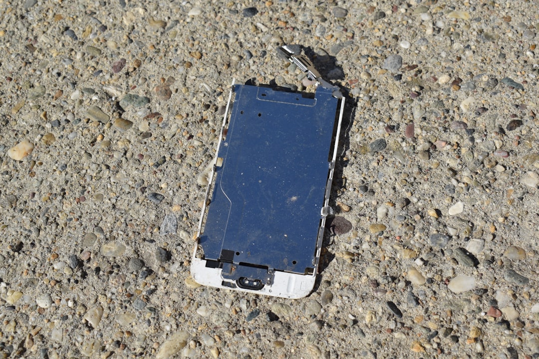 Kąpiel smartfona to nie wyrok. Jak uratować zalany telefon i nie popełnić błędu?