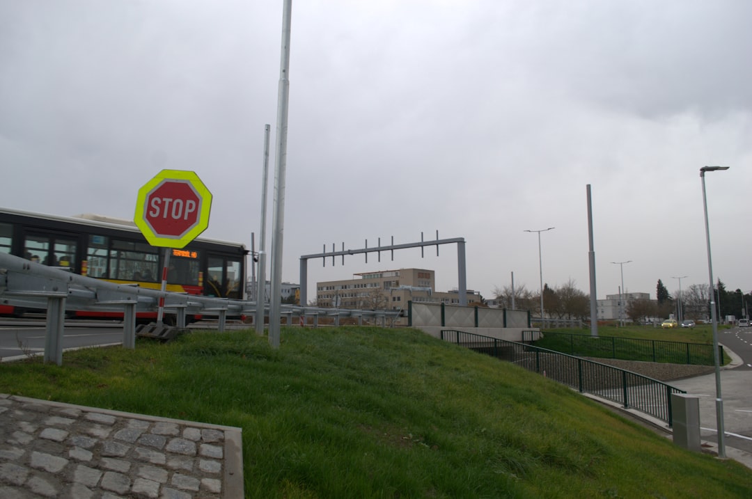 Kolejne weto prezydenta uderza w transport publiczny. Rząd ostrzega przed odcięciem milionów Polaków