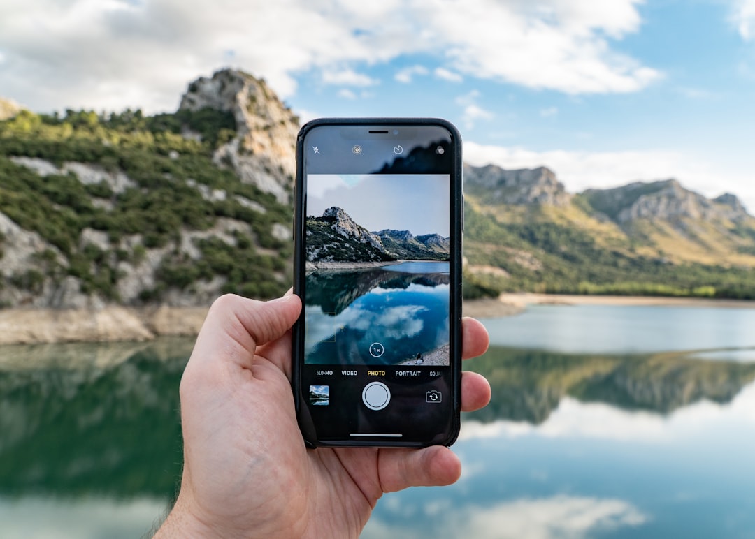 Koniec z nudnym przycinaniem wideo? Instagram wprowadza rewolucję w montażu rolek
