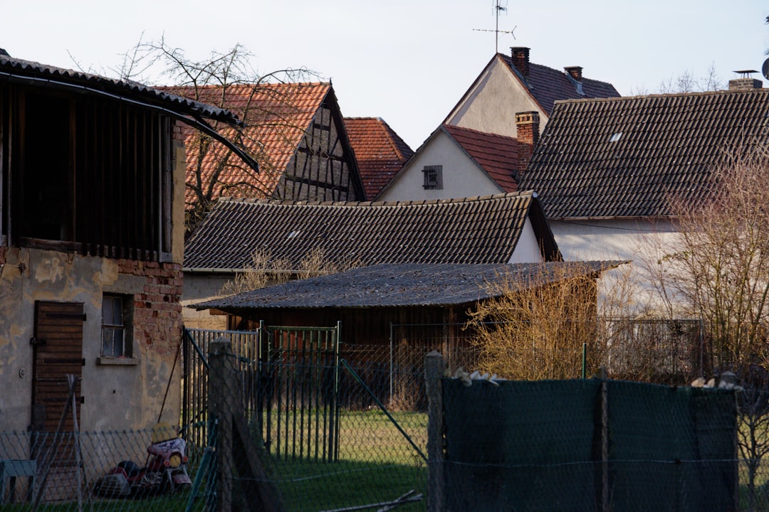 Koszmarny powtórzony scenariusz w Boćkach. Ojciec potrącił drugie dziecko na tej samej posesji