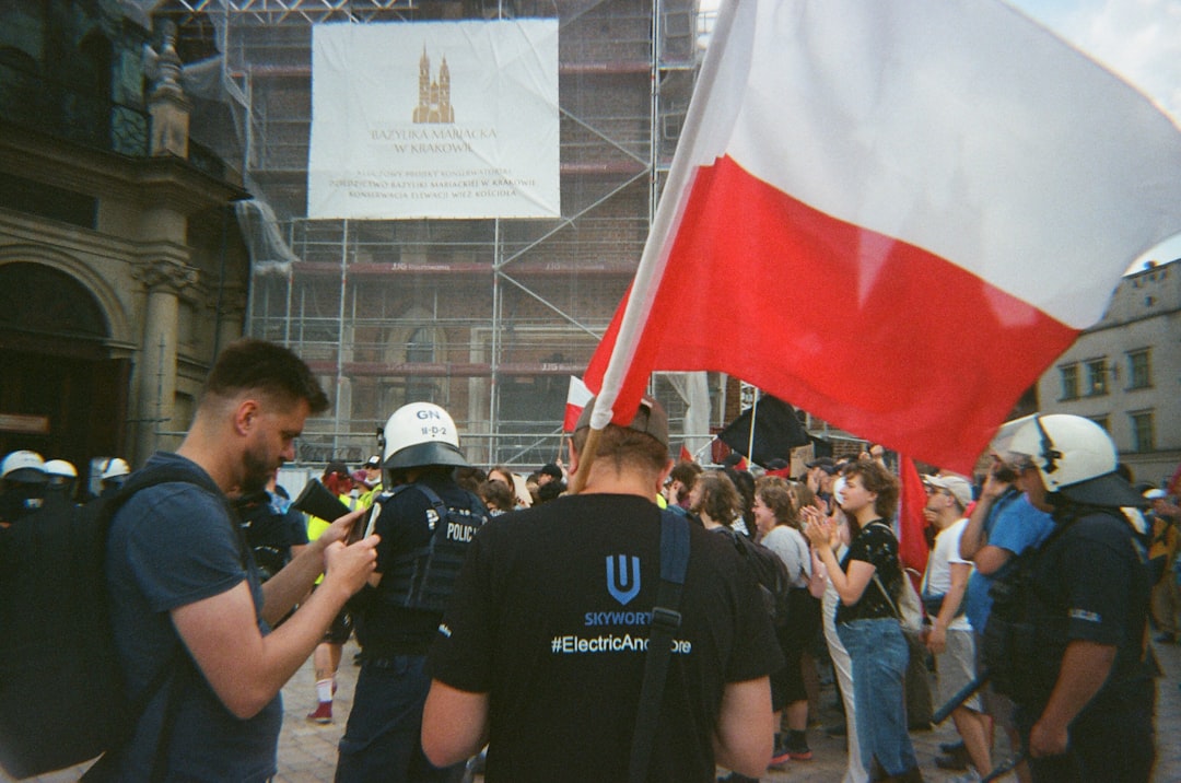 Młodzi murem za prezydentem? Sondaż pokazuje zaskakujące notowania Karola Nawrockiego