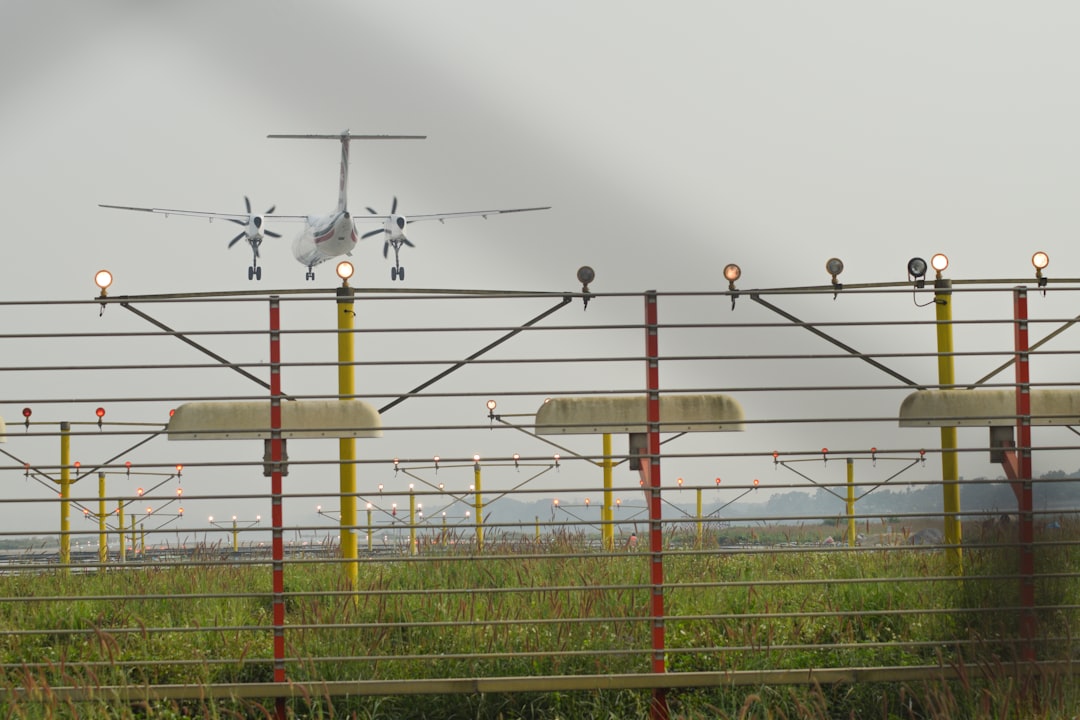 Nielegalny lot dronem pod ogrodzeniem pyrzowickiego lotniska. 30-latek słono zapłaci za głupotę