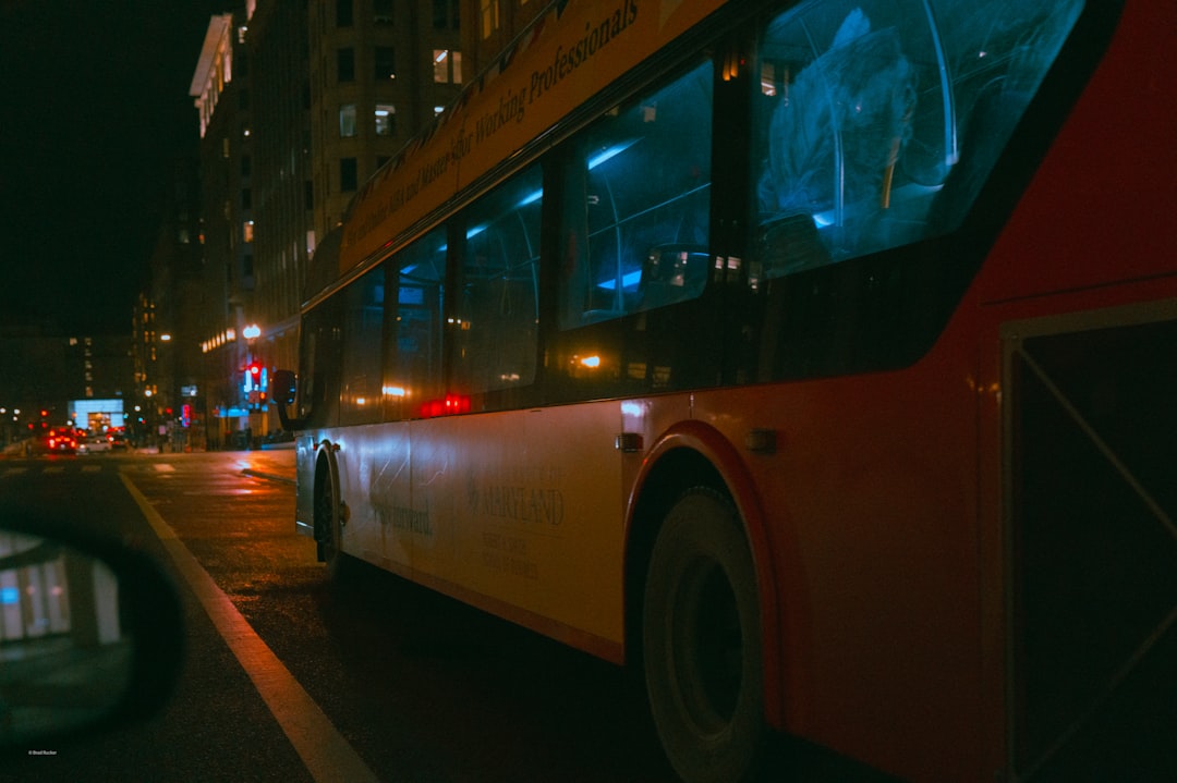 Nocna tragedia w centrum Katowic. Miejski autobus potrącił pieszego na pasach