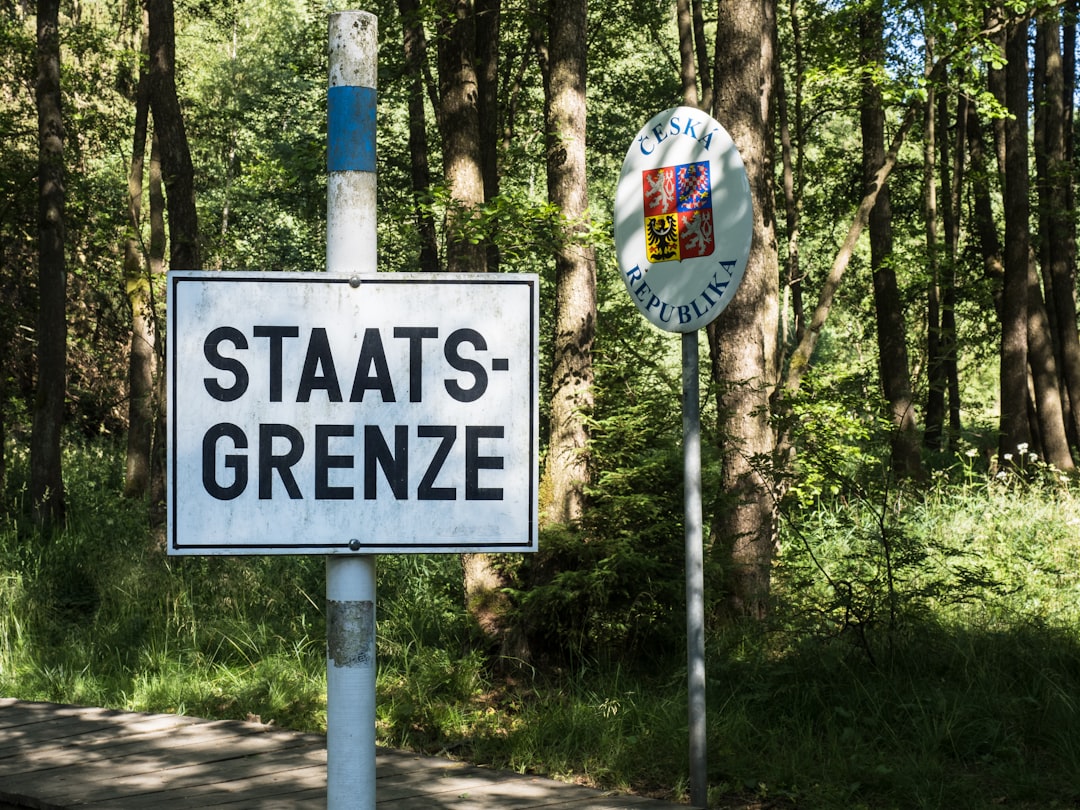 Operacja dezinformacyjna na pograniczu. Sikorski reaguje na próbę skłócenia Polaków z Czechami