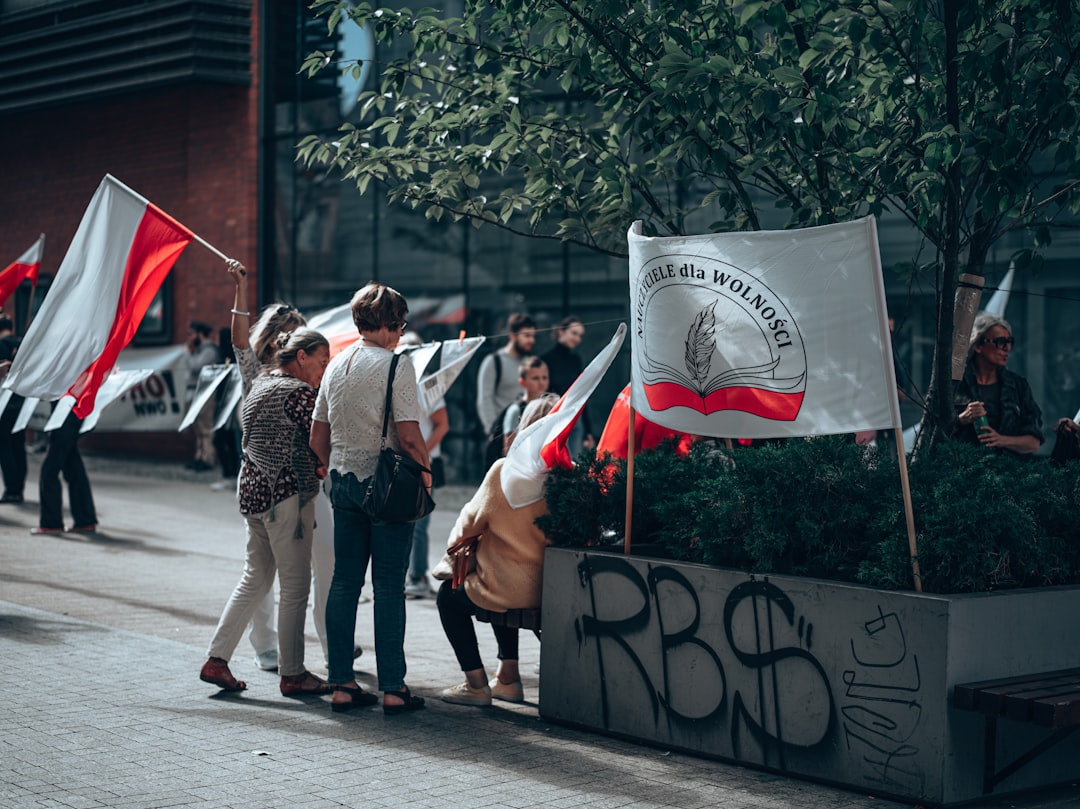 Polityczny klincz w nowym sondażu. KO na czele, ale to Partia Razem mocno miesza w stawce Polityczny klincz w nowym sondażu. KO na czele, ale to Partia Razem mocno miesza w stawce