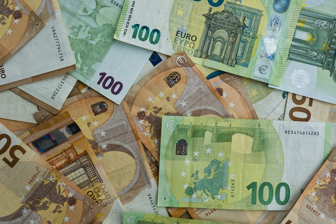 Przełom w strefie euro: akcja kredytowa przyspiesza, a pieniądz zaczyna krążyć