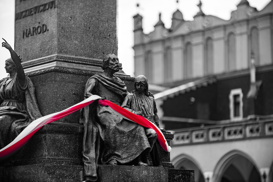 Sondażowy nokaut na prawicy. Rozłam w PiS zbiera żniwo, a partia Morawieckiego szoruje po dnie Sondażowy nokaut na prawicy. Rozłam w PiS zbiera żniwo, a partia Morawieckiego szoruje po dnie