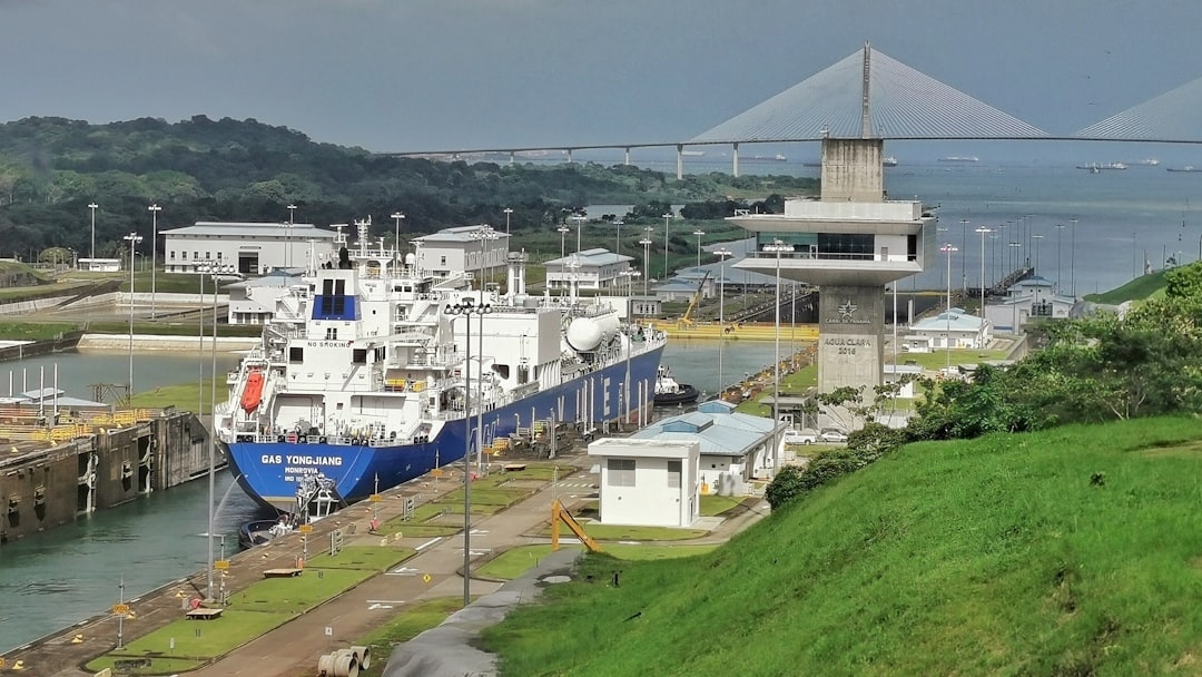 Wysychający Kanał Panamski uderza w globalny handel. Susza paraliżuje kluczowy szlak Wysychający Kanał Panamski uderza w globalny handel. Susza paraliżuje kluczowy szlak