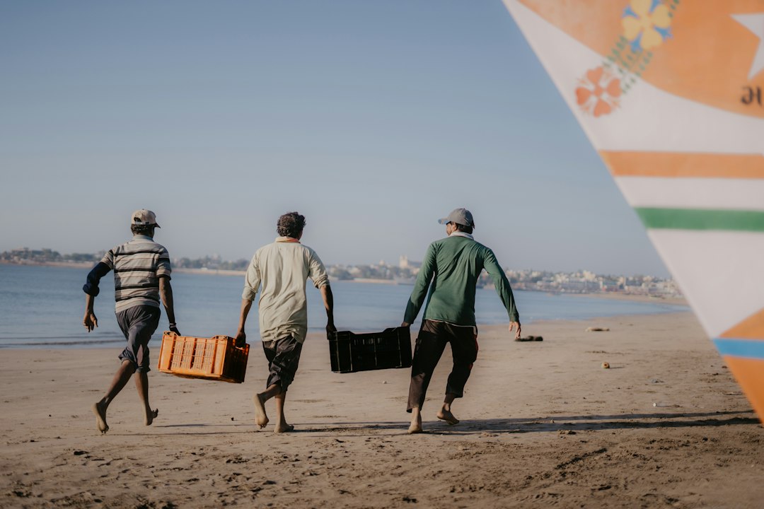 Chaos i desperacja w Ceucie. Służby przeniósły setki migrantów z plaż do portu Chaos i desperacja w Ceucie. Służby przeniósły setki migrantów z plaż do portu