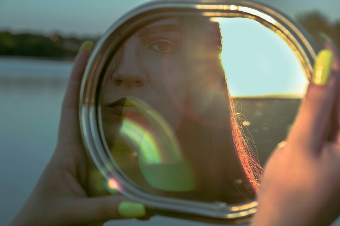 Dlaczego na zdjęciach wyglądasz obciachowo? Psychologia odbicia w lustrze Dlaczego na zdjęciach wyglądasz obciachowo? Psychologia odbicia w lustrze