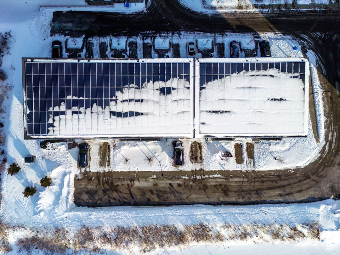 Fotowoltaika jesienią i zimą. Czy drastyczny spadek produkcji prądu oznacza awarię paneli? Fotowoltaika jesienią i zimą. Czy drastyczny spadek produkcji prądu oznacza awarię paneli?