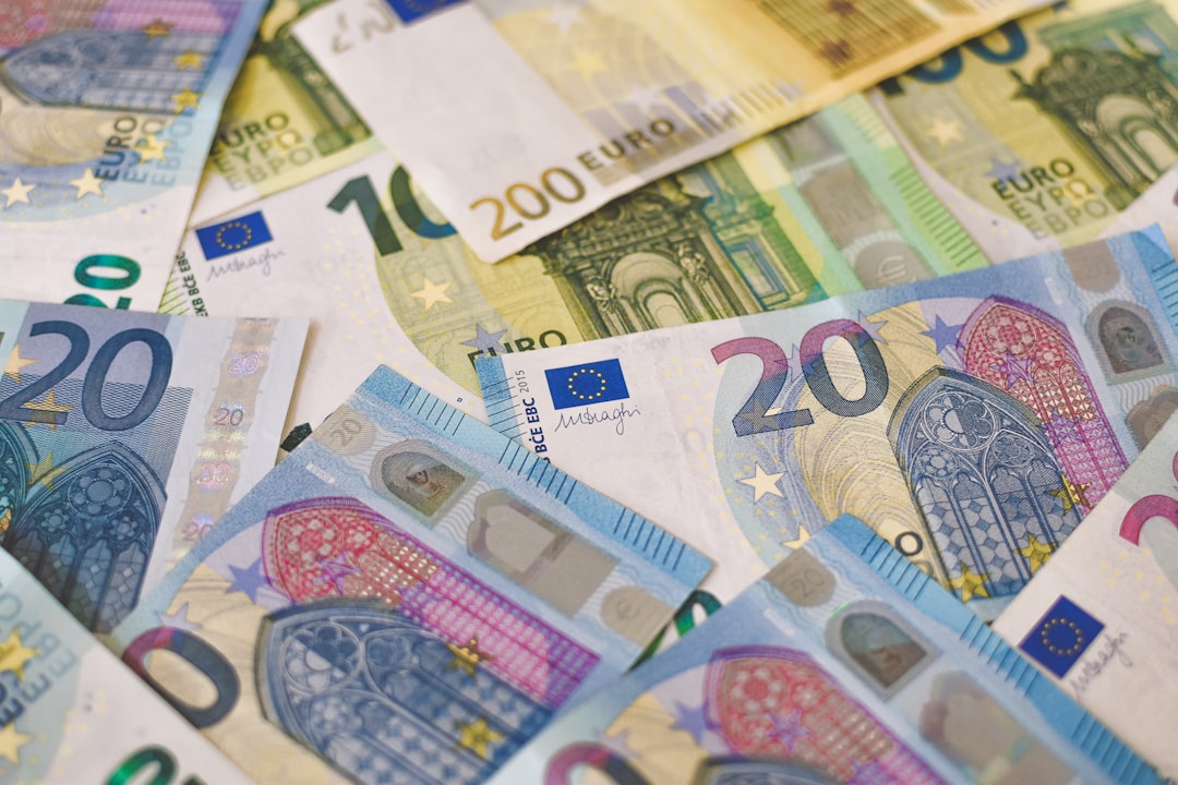 Gdzie uciekają miliardy euro z Europy? Bruksela chce zatrzymać kapitał przed wypłynięciem do USA