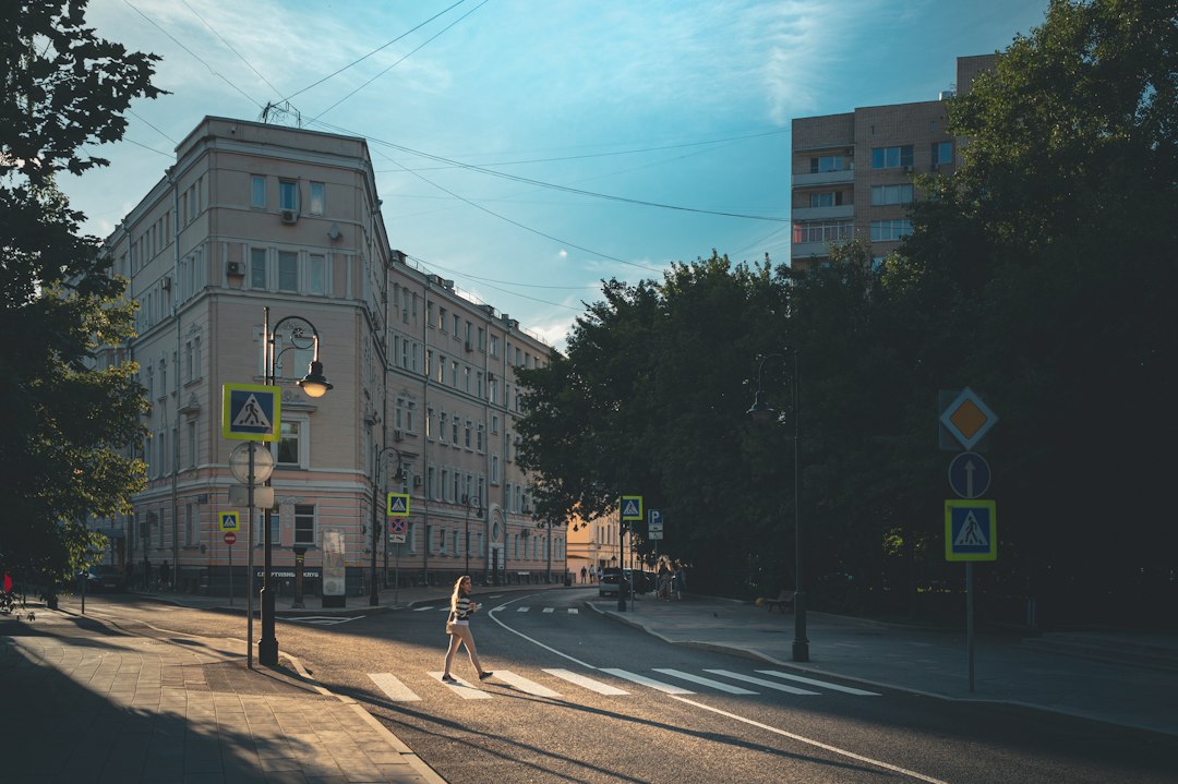 Głos za pokojem w cieniu aresztowań. Młoda opozycjonistka walczy w wyborach w Rosji