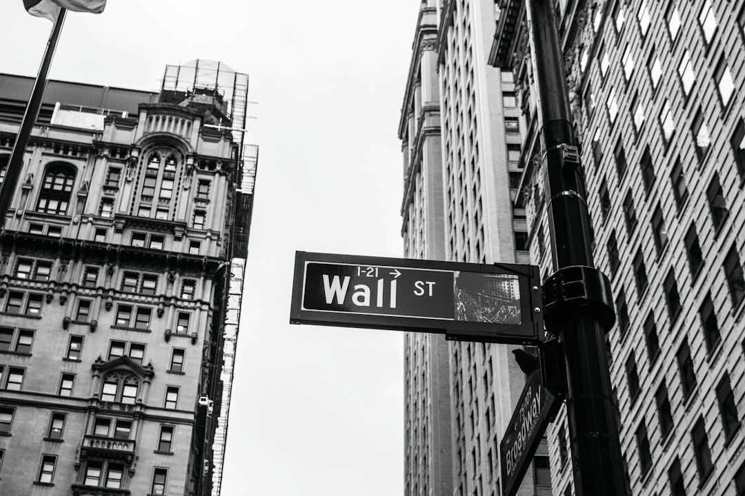 Gorące dyskusje na Wall Street: Nowe prognozy dla S&P 500 i geopolityczny strach o ropę