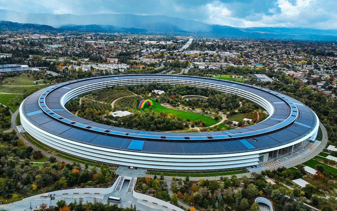 Koniec pewnej epoki w Cupertino. Tim Cook oddaje stery, John Ternus przejmuje Apple Koniec pewnej epoki w Cupertino. Tim Cook oddaje stery, John Ternus przejmuje Apple