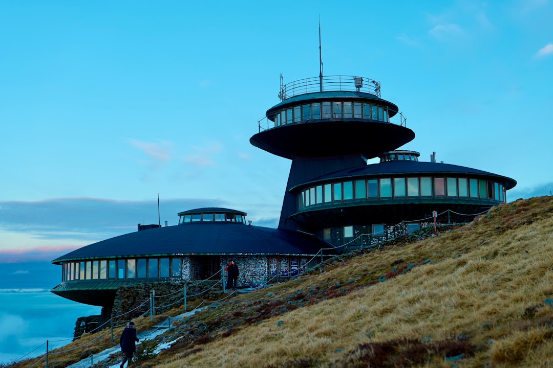 Kultowe „spodki” na Śnieżce wypięknieją. Rusza wielomilionowy remont obserwatorium