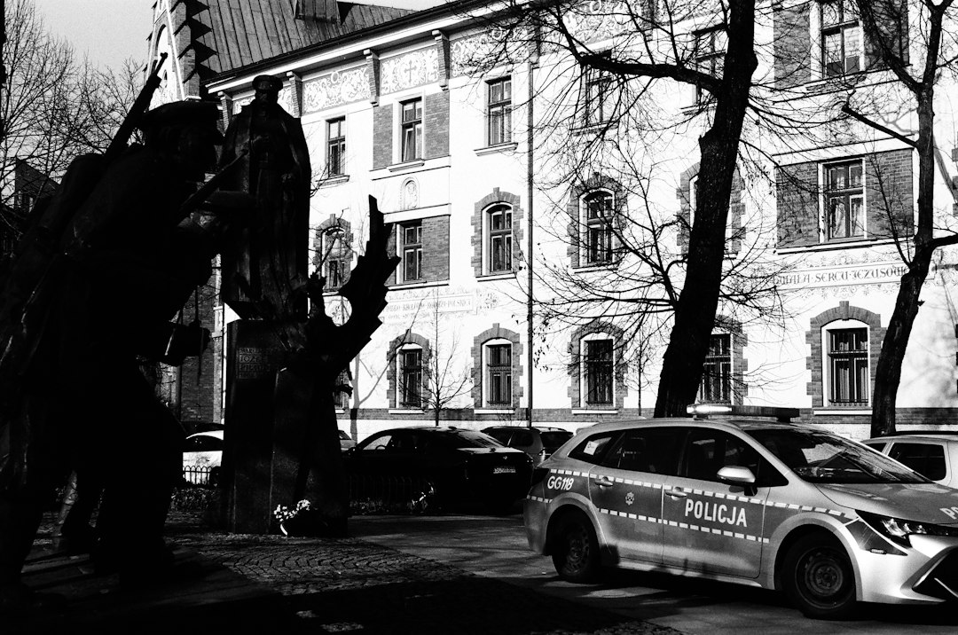 Martwe dusze na listach wyborczych w Krakowie. Prokuratura weryfikuje podpisy Banasia i Bocheńczaka