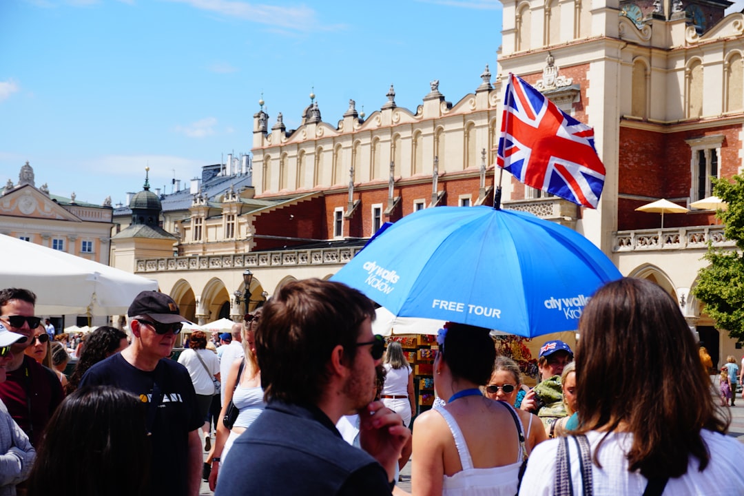 Niejednoznaczne sygnały z Krakowa. Bezrobocie rośnie, ale portfele pracowników grubsze