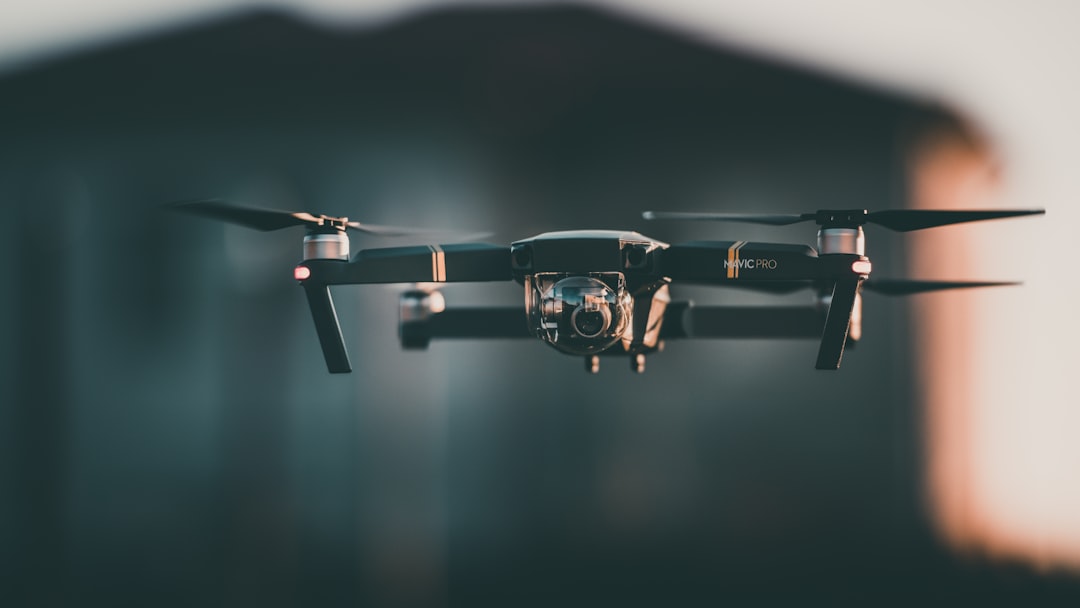 Nietypowe włamanie w USA. Policyjny dron stanął oko w oko z dzikim kotem Nietypowe włamanie w USA. Policyjny dron stanął oko w oko z dzikim kotem