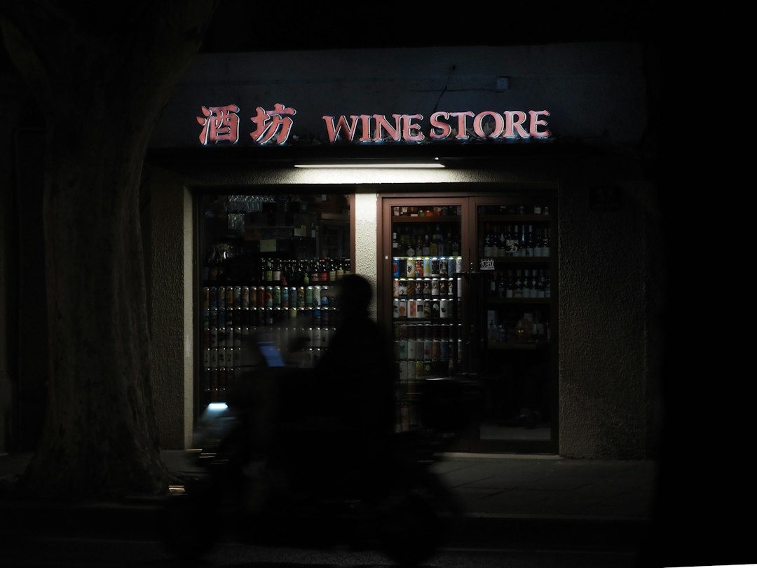Nocna prohibicja w Polsce: Jak ograniczenia sprzedaży alkoholu zmieniają system ochrony zdrowia?