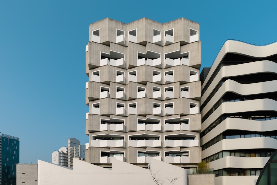 Nowoczesna kostka z wrocławskich Karłowic. Energooszczędny dom z betonu architektonicznego