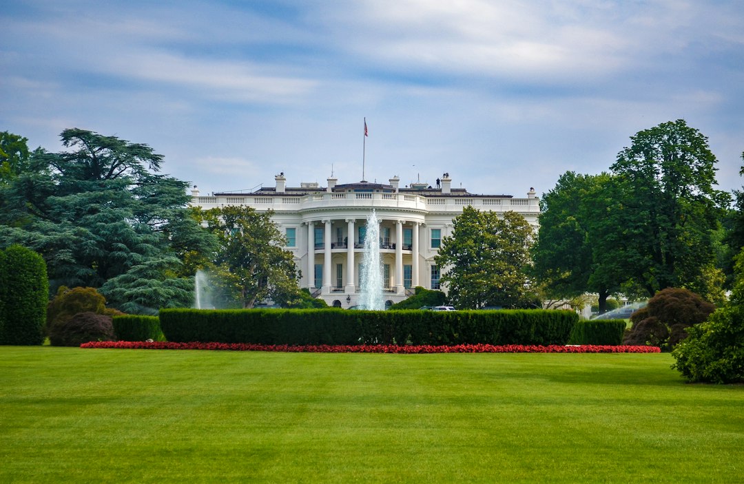 Pilny powrót Donalda Trumpa do Waszyngtonu. Amerykańskie władze ostrzegają przed zapalnym regionem