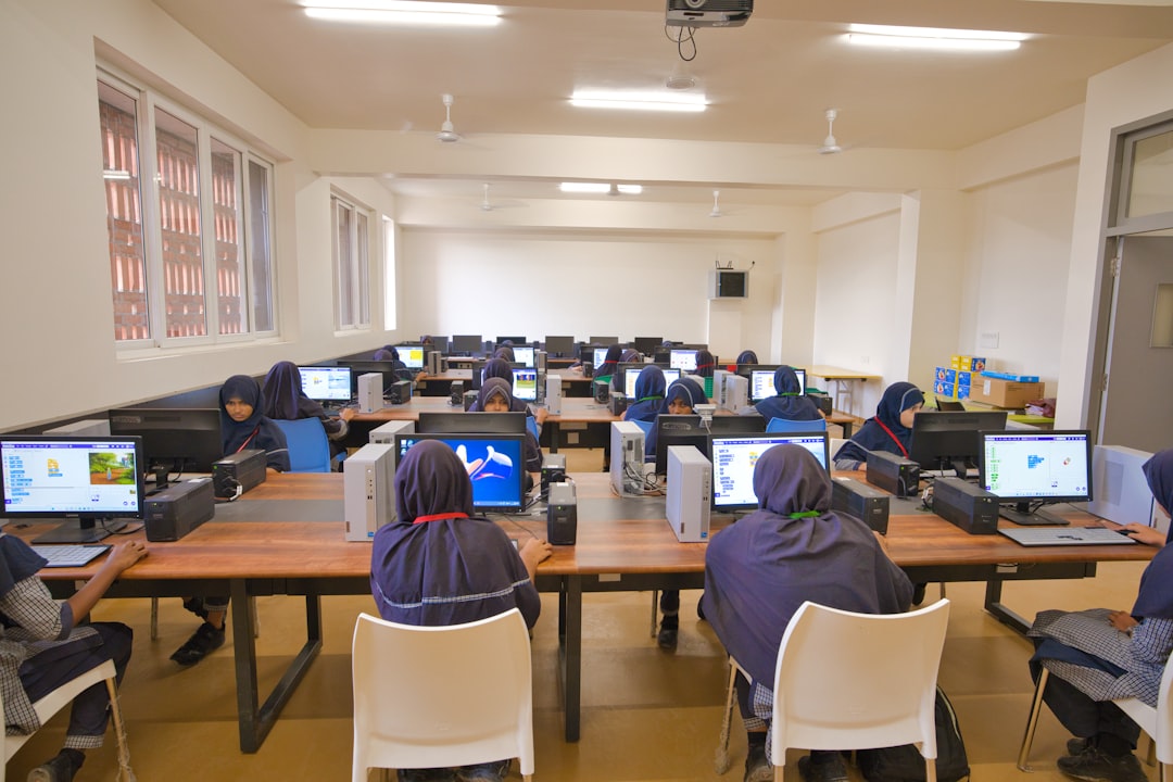 Polscy 15-latkowie w czołówce Europy. Nowe wyniki badania PISA 2025 rzucają światło na kryzys edukacji
