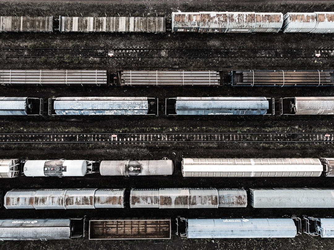 Rosyjski dron uderzył w pociąg Kijów-Warszawa. O włos od tragedii z udziałem dyplomatów Rosyjski dron uderzył w pociąg Kijów-Warszawa. O włos od tragedii z udziałem dyplomatów