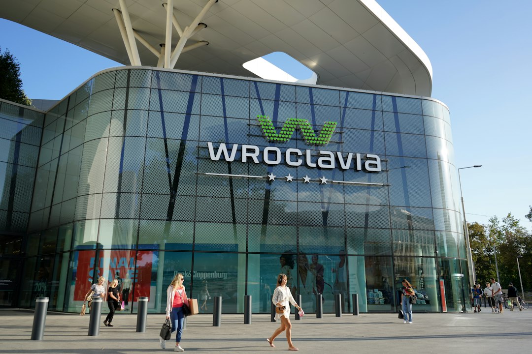 Sforsował ogrodzenie wrocławskiego lotniska i wdarł się do samolotu. Poważny incydent bezpieczeństwa