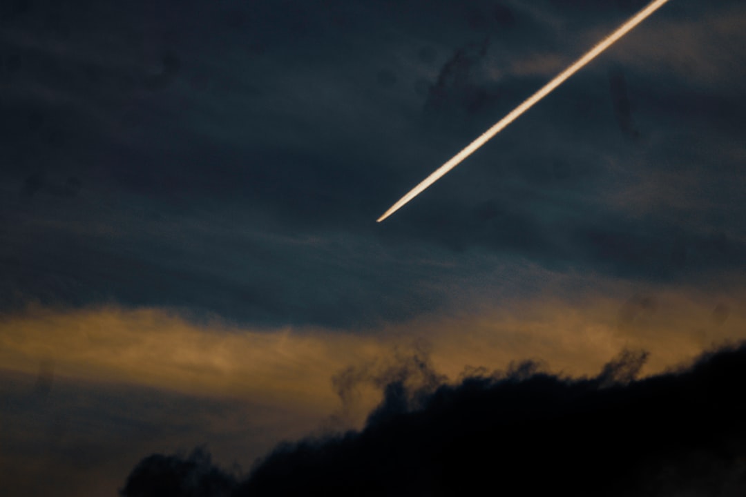 Siedem kroków ku zagładzie. Naukowcy odkryli, jak kosmiczna skała zmienia się w meteoryt Siedem kroków ku zagładzie. Naukowcy odkryli, jak kosmiczna skała zmienia się w meteoryt