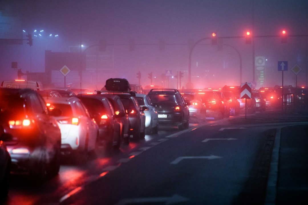 Smog niszczy wzrok. Nowe badania ujawniają zaskakujący wpływ zanieczyszczeń na jaskrę i zaćmę