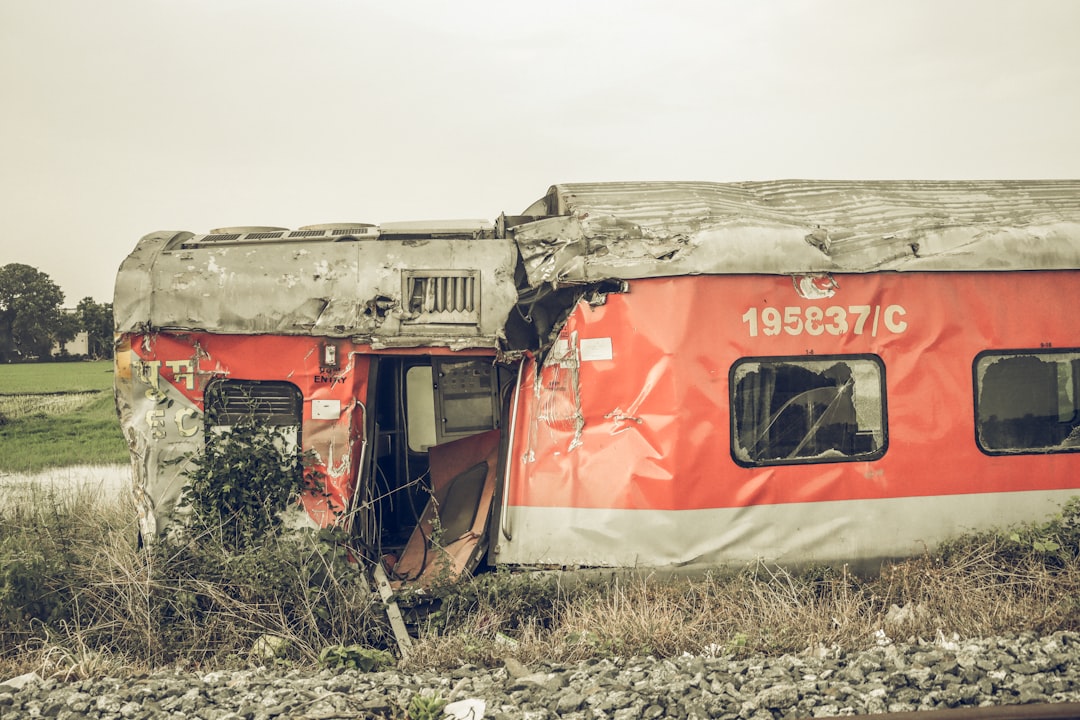 Tragedia w Sokolnikach Suchych: Kierowca ciężarówki zrzuca winę na słońce, śledczy badają wrak