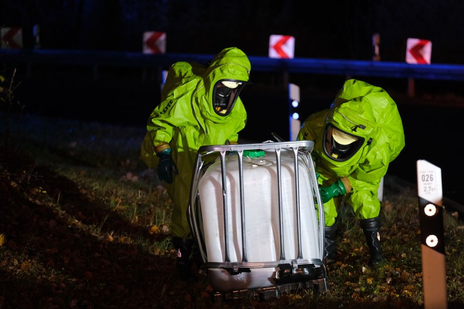 Alarm przed Sejmem w Warszawie. Służby ruszyły do akcji przez nietypową ciecz