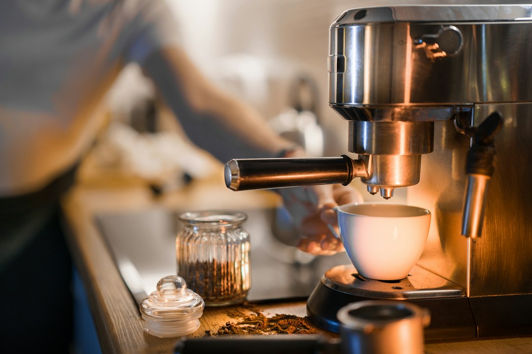 Domowy barista w natarciu. Jak nowoczesne ekspresy zmieniają kuchnię w prywatną kawiarnię