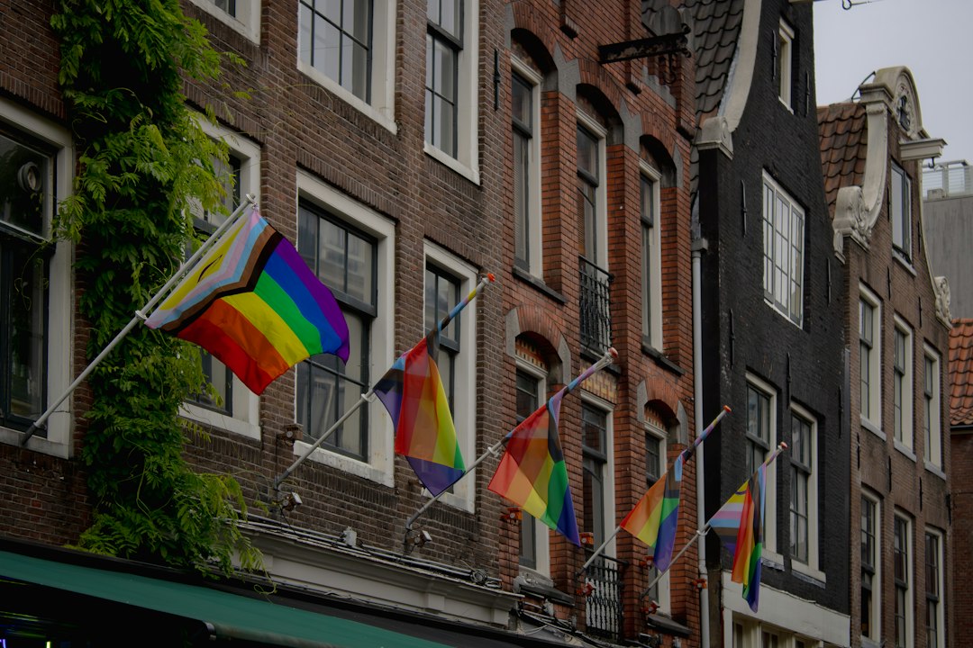 Historyczna flaga LGBT nad holenderskim parlamentem. Kulisy zaciętego sporu w Hadze