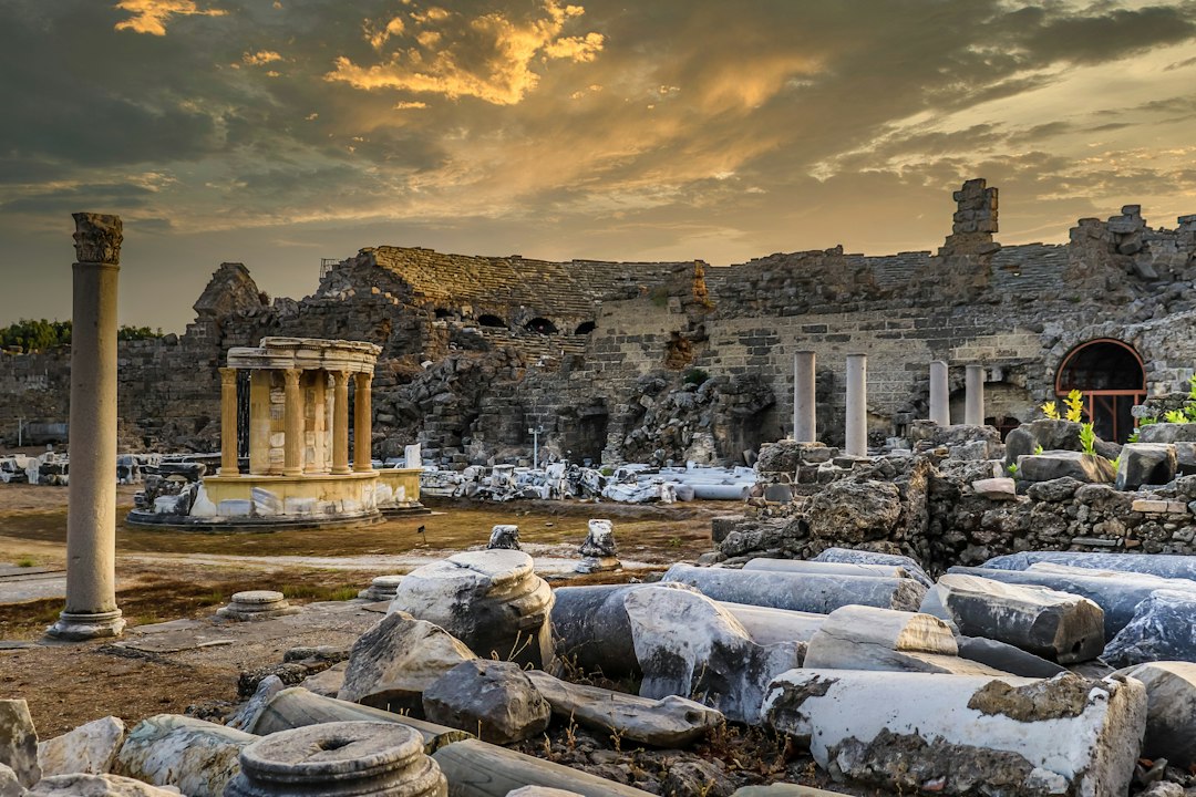 Tajemnice pod holenderskim parlamentem: Prehistoryczne ślady i średniowieczne mury w Hadze