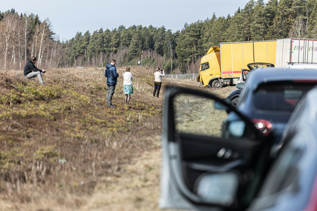 Tragedia pod Kielcami. 56-letni myśliwy z Włoch zginął od strzału przy samochodzie